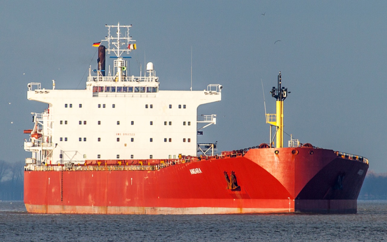 В Финском заливе экипаж танкера «СКФ Ангара» спас семь рыбаков.